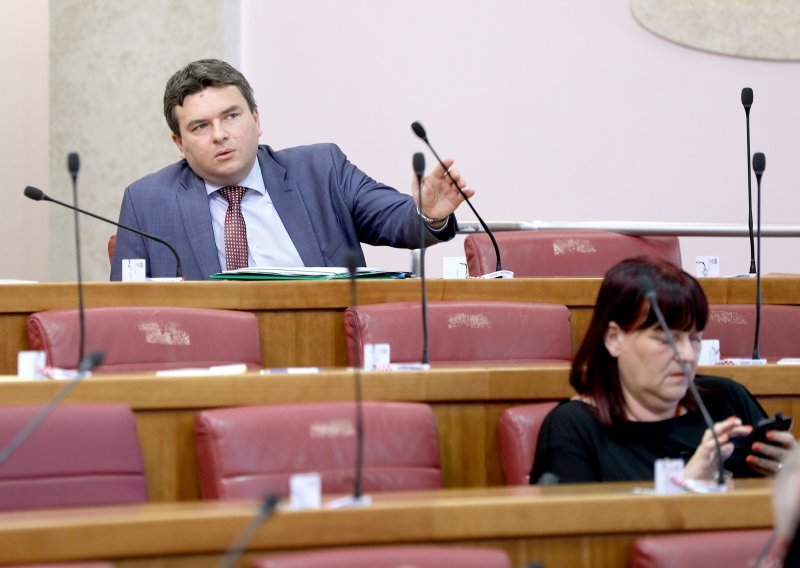 HDZ tvrdi da su otkaze u Gradskoj upravi Makarske dobili oni koji nisu glasali za SDP