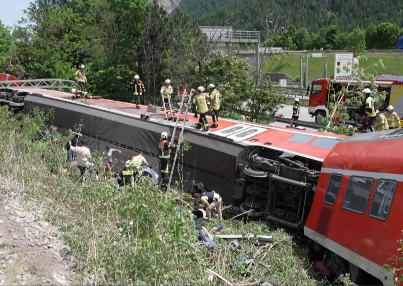 [FOTO] Na jugu Njemačke vlak iskočio iz tračnica, najmanje tri osobe poginule. Među ozlijeđenima ima i djece