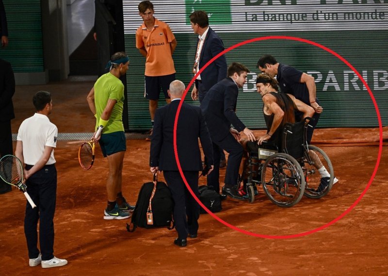 [VIDEO/FOTO] Šok u polufinalu Roland Garrosa; teška ozljeda Alexa Zvereva koji je teren napustio u invalidskim kolicima
