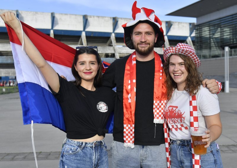 [VIDEO/FOTO] Pogledajte kako se navijači u Osijeku zagrijavaju uoči utakmice Hrvatske i Austrije; stigli su i tamburaši