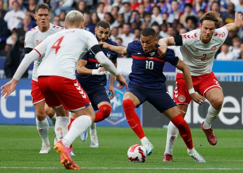 [FOTO] Danci usred Pariza šokirali Francuze; Belgija na svom terenu doživjela težak debakl protiv Nizozemaca