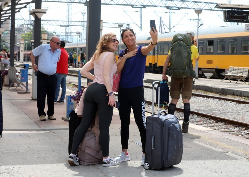 [FOTO/VIDEO] Prvi ovogodišnji turistički vlak iz Praga stigao u Rijeku