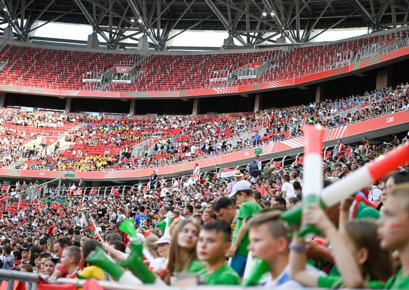 [FOTO] Skandal u Budimpešti; kažnjeni Mađari na stadion pustili 30 tisuća djece, a kad su Englezi kleknuli krenulo je hukanje i zviždanje