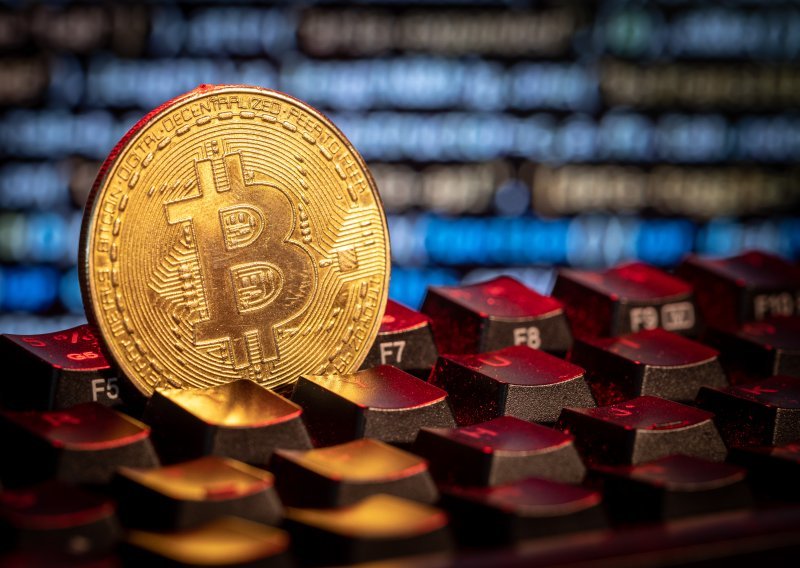 Bitcoin na najnižoj razini u godinu i pol dana, padaju i ostali