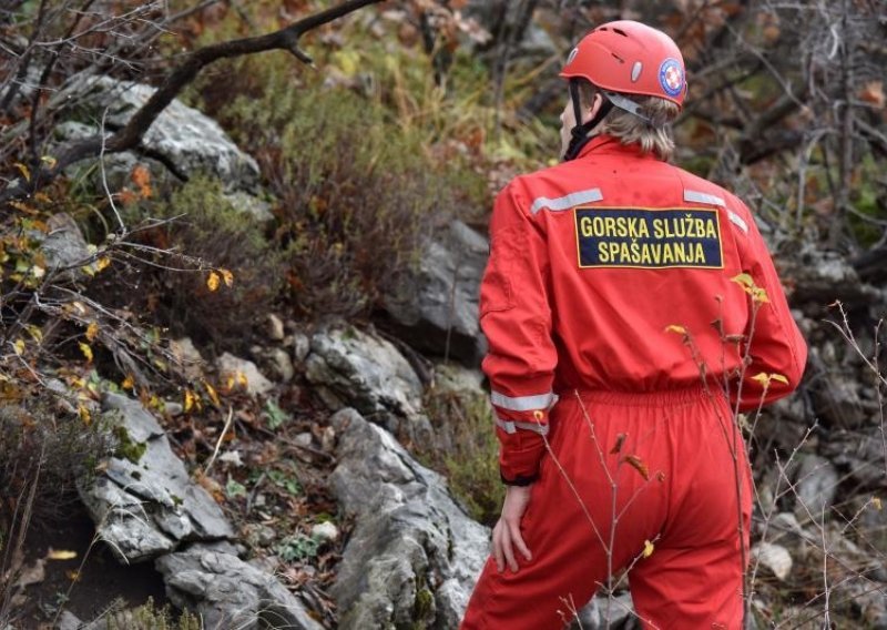 Na dvoje planinara pala odlomljena stijena, spasio ih HGSS