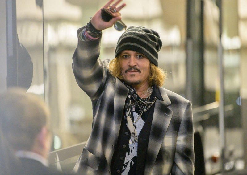 [FOTO/VIDEO] Johnny Depp nastupio u koncertnoj dvorani u Glasgowu, euforični fanovi ga dočekali povicima: Nevin, nevin!