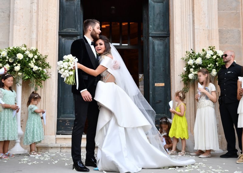 Adriana Ćaleta-Car objavila je fotografiju s vjenčanja, ovoga puta u novoj kreaciji