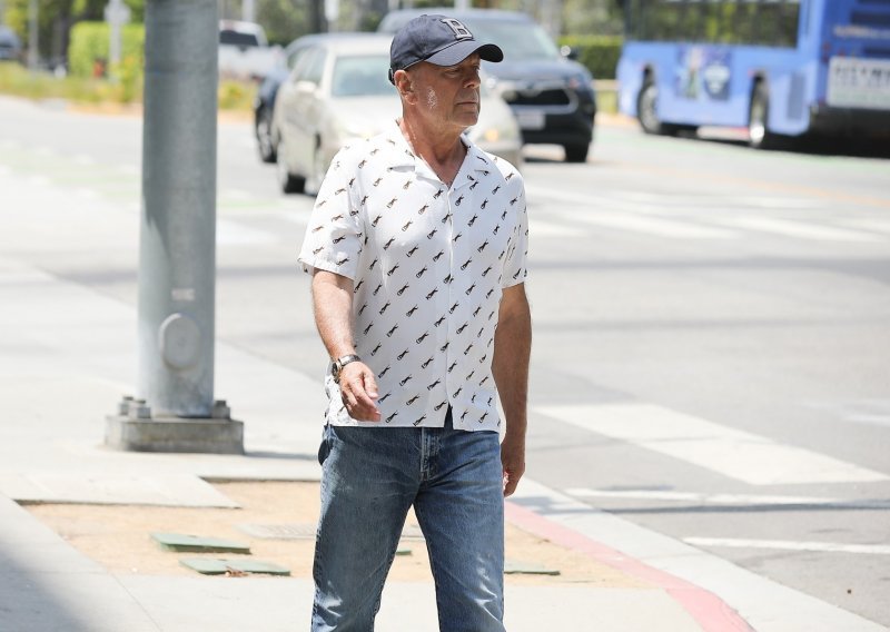 Bruce Willis uživao u šetnji i sladoledu, no odbio se fotografirati s fanovima