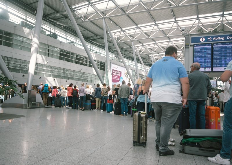 U europskim zračnim lukama je kaos, otkazane tisuće letova: Kašnjenja se broje u satima, putnici ne mogu do prtljage, nedostaje radnika