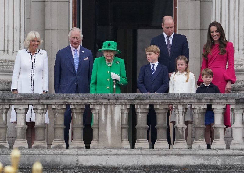 Proslava kakvu Britanija još nije vidjela: Kraljica Elizabeta sa svojim nasljednicima pozdravila razdragano mnoštvo