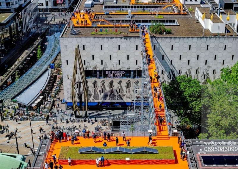 Šetnja u visinama: U Rotterdamu povezali krovove tržnih centara pješačkom stazom