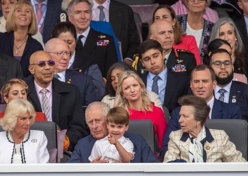 Princ Louis pravi je miljenik obitelji: Pogledajte dirljiv trenutak djeda, princa Charlesa i četverogodišnjeg unuka
