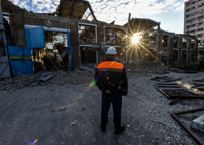 [FOTO] Kemijska tvornica u Sjeverodonecku gotovo uništena, ne zna se što je s civilima