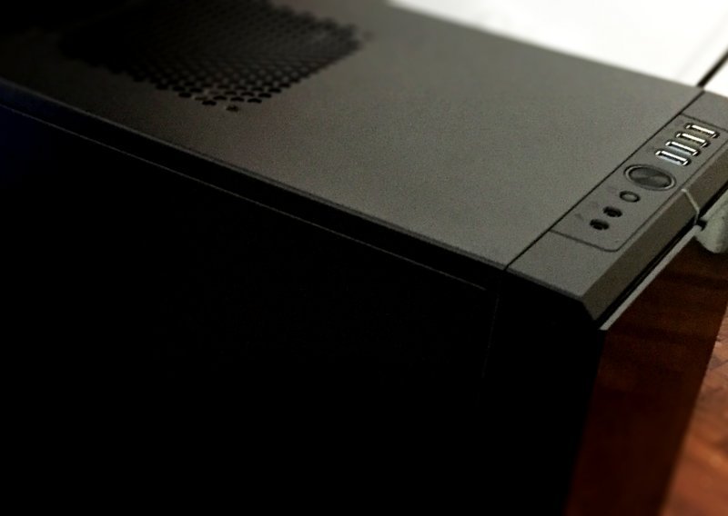 Instarov Black Pearl je minimalistički PC krotke naravi