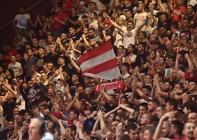 Ogorčeni igrači Crvene zvezde mlako proslavili naslov prvaka ABA lige. Finalne obilježili navijački incidenti: Čestitke Partizanu, uspjeli smo sačuvati žive glave