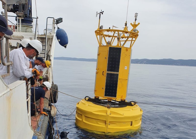 U Jadran spuštaju žute plutače; provjerili smo tko ih postavlja i čemu će služiti