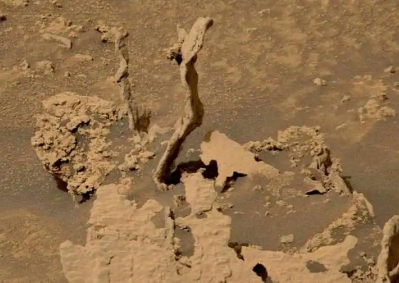 Na Marsu snimljene čudne formacije koje nalikuju tornjevima