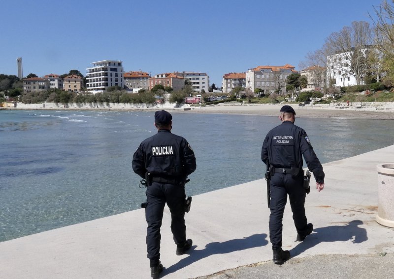 Razbojnici usred noći na plaži u Splitu prijetili turistima pištoljem i pokušali ih opljačkati