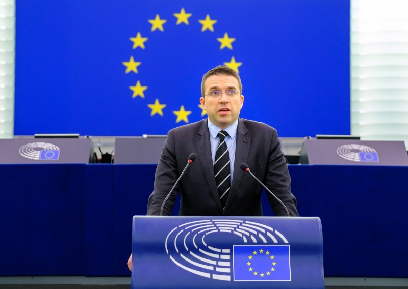 HDZ-ovac Sokol u Europskom parlamentu postavio pitanje o 'srpskom svetu', europski povjerenik: 'Koliko još idiota ima ovdje'