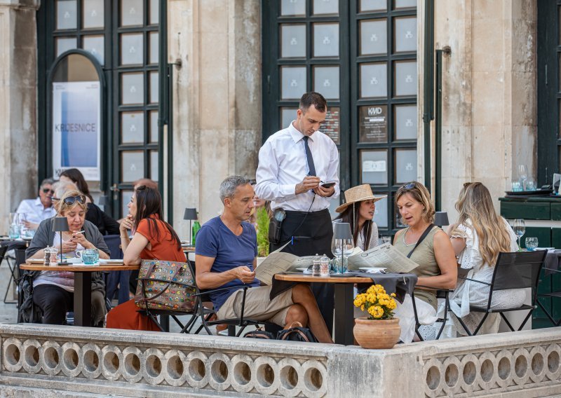 Kronična bolest domaćeg turizma se pogoršava, nedostaje nam 10.000 radnika: Situacija je zabrinjavajuća!