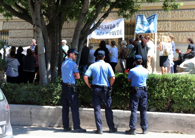 [FOTO] Drugi dan prosvjeda zaposlenih u pravosuđu: Tražimo tek plaću za dostojanstven život