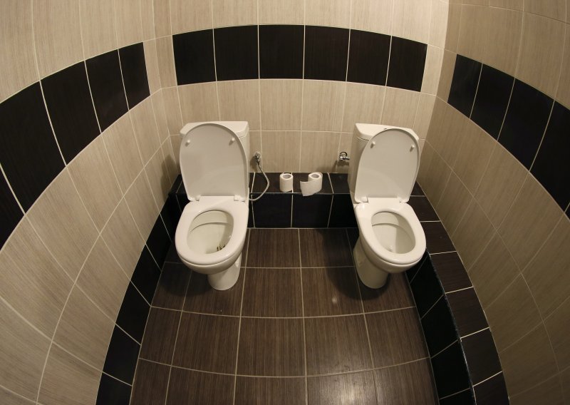 Je li moguće da ovakav WC čeka novinare u Sočiju?