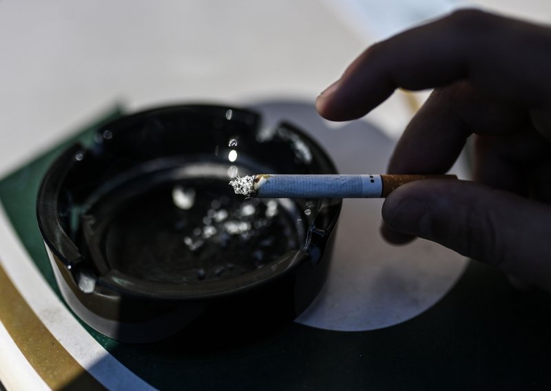 U Britaniji preporučeno svake godine podići dobnu granicu za prodaju duhana