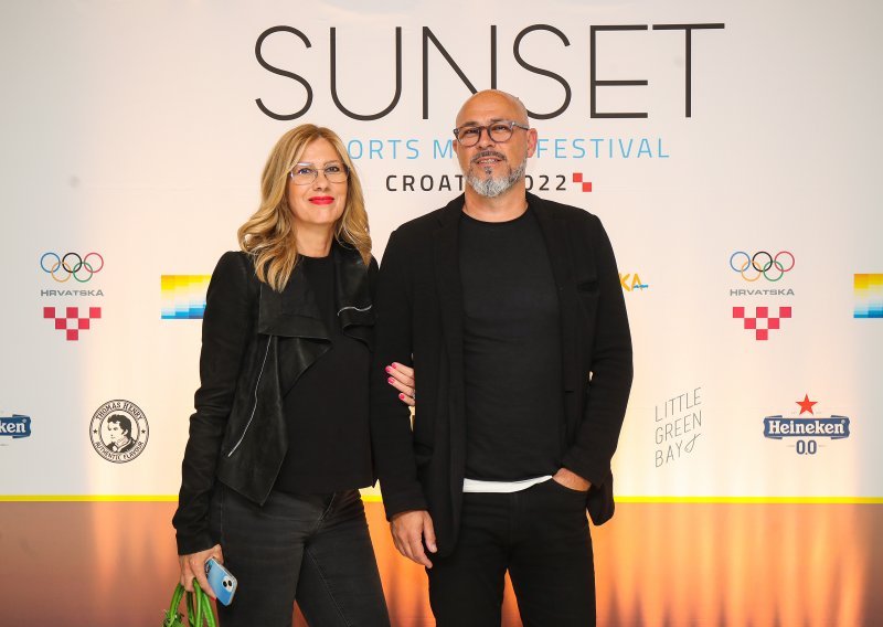 Modno usklađena Mirna Zidarić sa suprugom na festivalu:
Njihova ljubavna priča jedna je od najduljih na javnoj sceni