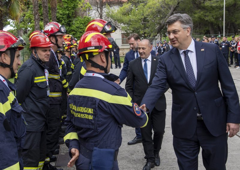 [FOTO] Plenković o novinama u programu HDZ-a: 'HDZ drži obitelj temeljnom vrijednosti, a poštujemo i druge oblike obiteljskog života'