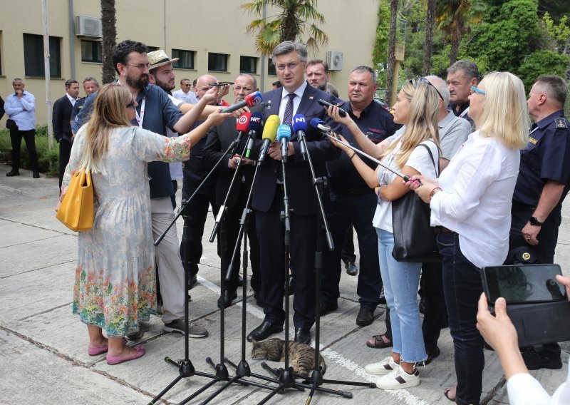 [FOTO/VIDEO] Dok je Plenković davao izjavu, pozornost je ukrala neočekivana gošća