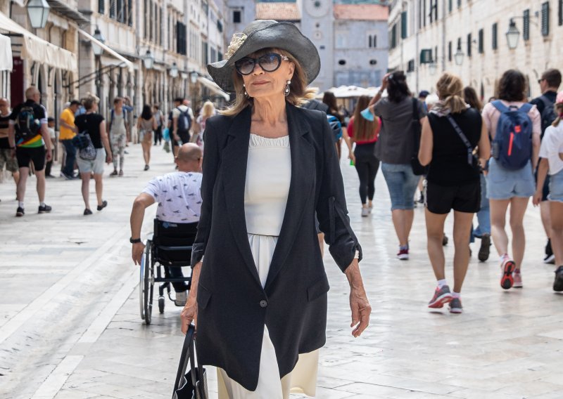 U šetnji Stradunom sa stilom: Đurđa Tedeschi u crno-bijelom izdanju nije mogla proći nezamijećeno