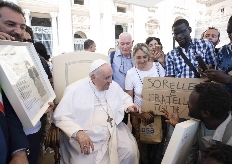 Papa otkazao put u Afriku, već mjesec dana je u invalidskim kolicima