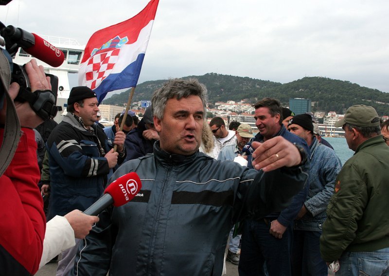 Radnici se stečaju raduju kao mala djeca