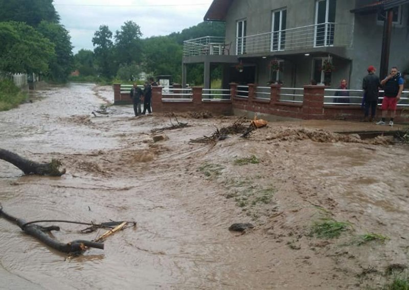 [VIDEO/FOTO] Poplave na sjeveroistoku BiH, više stotina objekata pod vodom