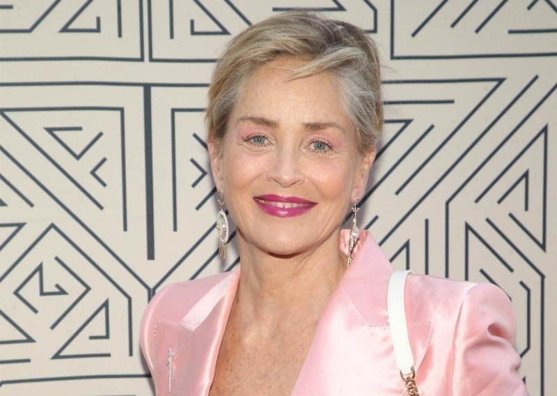 Sharon Stone obara s nogu u sedmom desetljeću života: Uskočila u oskudni bikini, komplimenti se nižu