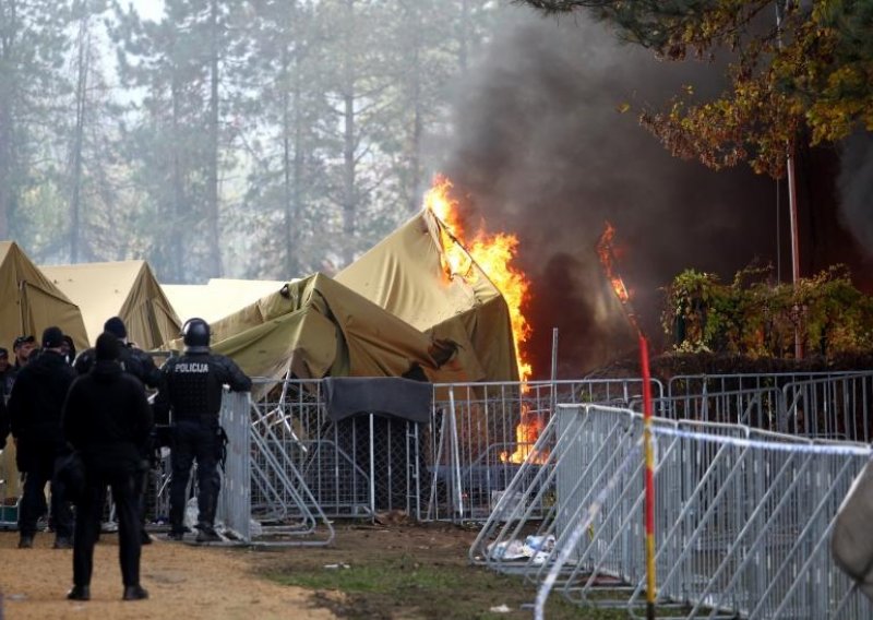 Izgorjelo pola izbjegličkih šatora u Brežicama