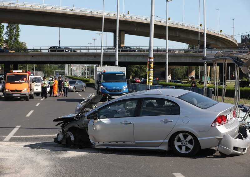 Policija objavila detalje: Vozač koji se zabio u tramvajsku stanicu na Držićevoj imao je 2,2 promila