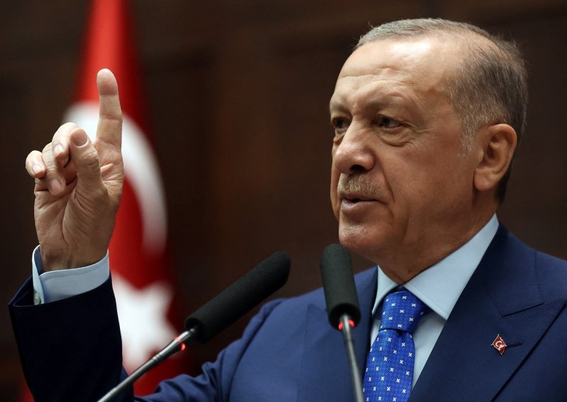 Erdogan i Putin u telefonskom razgovoru raspravljali o mogućnostima izvoza žitarica iz Ukrajine