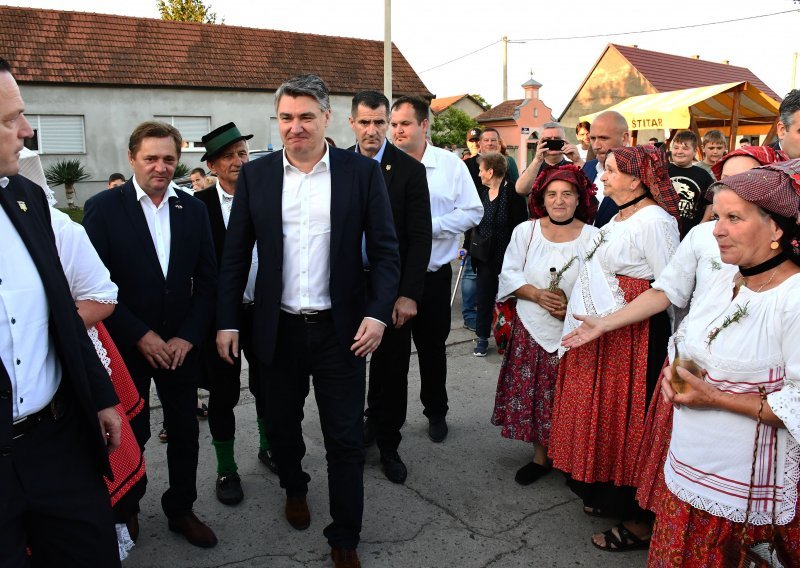 Zoran Milanović otvorio u Babinoj Gredi 10. festival 'Bećarfest'