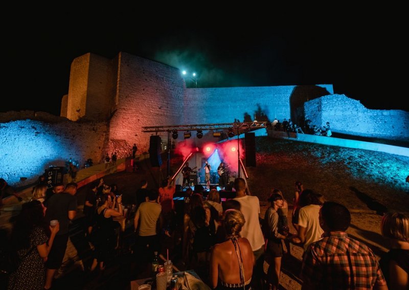 Let's Rock otvara ljeto glazbenih festivala u Šibeniku: Jedna tvrđava, dvije noći, tri pozornice – sv. Mihovil je mjesto gdje treba biti!