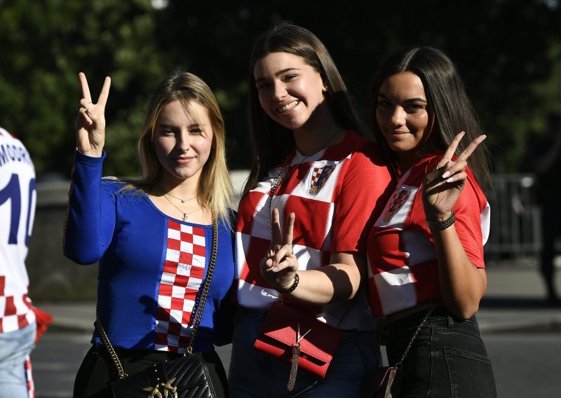 [FOTO] Pogledajte raspjevane Hrvate na ulicama Pariza; naše atraktivne navijačice plijenile pozornost Francuza