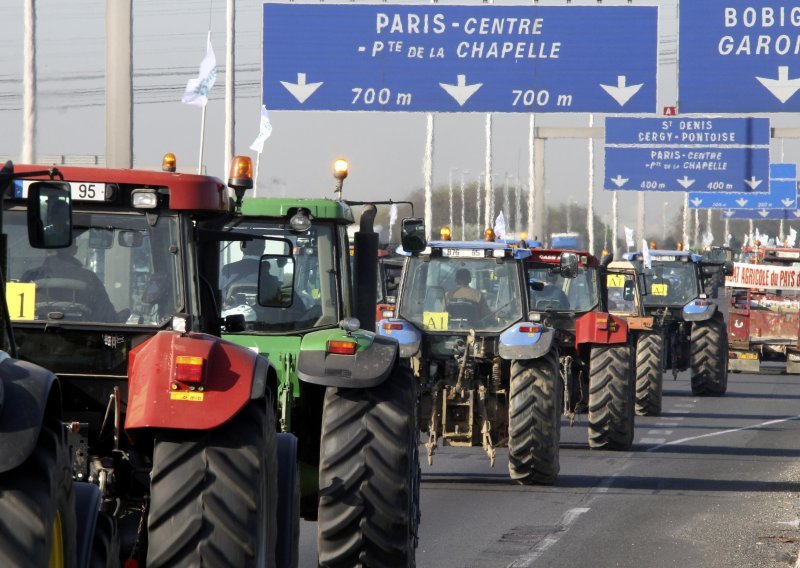Traktori blokiraju Pariz!