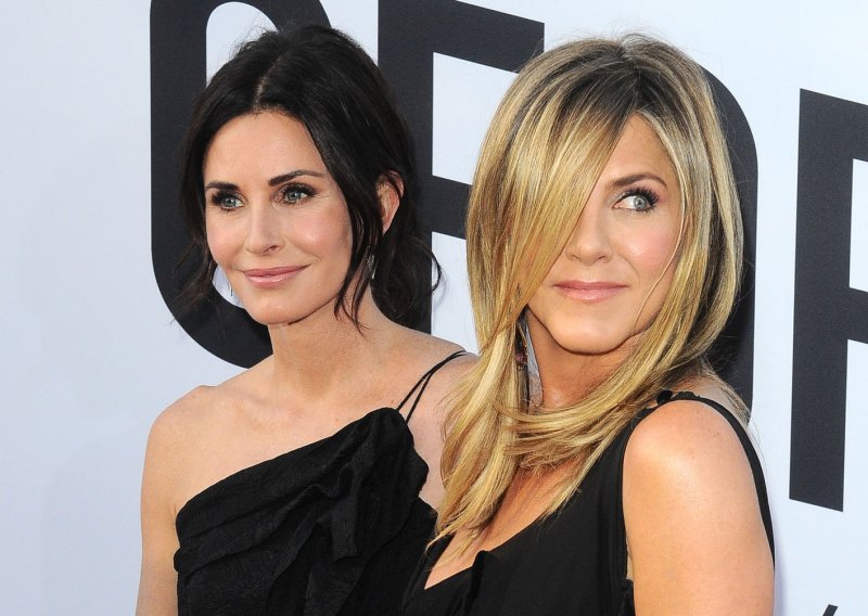 Jennifer Aniston osvježila frizuru i pozirala u haljini koju je Courteney Cox nosila prije 20 godina