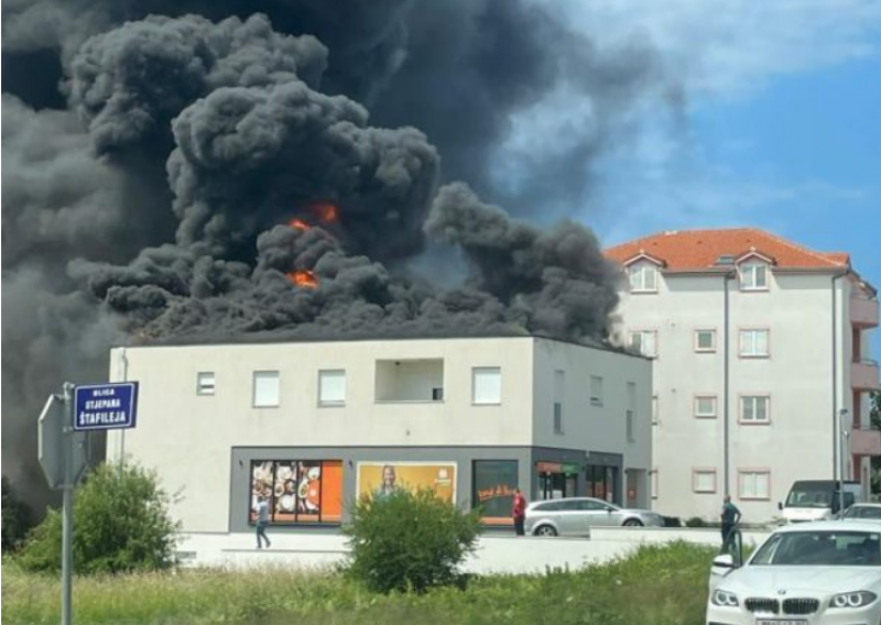 [VIDEO] Vatrena buktinja iznad Kaštel Štafilića, čula se eksplozija, ima i ozlijeđenih, brza reakcija vatrogasaca spriječila veću štetu