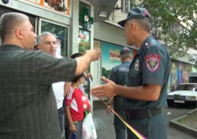 Napadači zauzeli policijsku postaju i traže Armence da iziđu na ulice