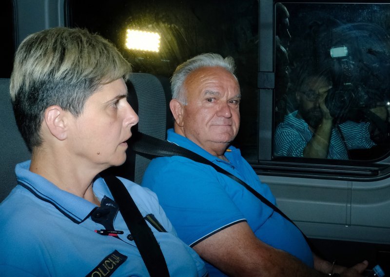 [FOTO/VIDEO] Dumbović ispitan u Zagrebu, u srijedu odluka o istražnom zatvoru; Odvjetnik: Ne osjeća se krivim