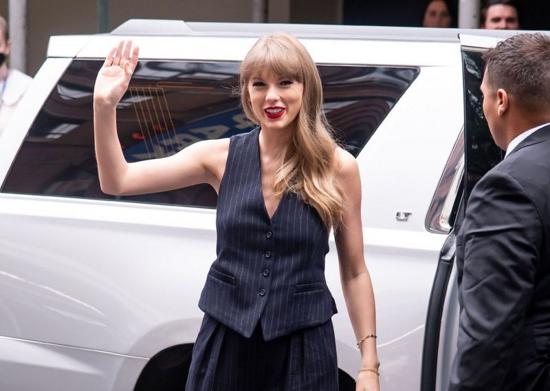 Napokon se ukazala u javnosti: Taylor Swift prigrlila je veliki trend iz 90-ih, a zna i kako ga nositi