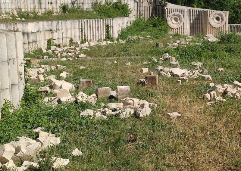Razbijeno više od 600 ploča na Partizanskom groblju u Mostaru, gradonačelnik poručio: 'Ovo je surovi vandalizam, grad to nije zaslužio'