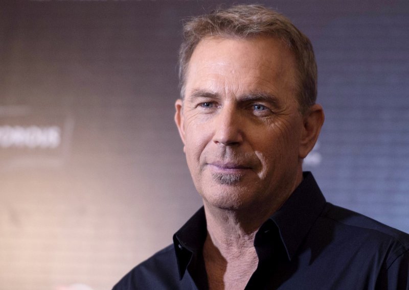 Radio je na ribarskim brodovima, vozio kamione, bio vodič turistima po kućama slavnih u Hollywoodu, čiji je stanovnik Kevin Costner, desetljećima kasnije, i sam postao