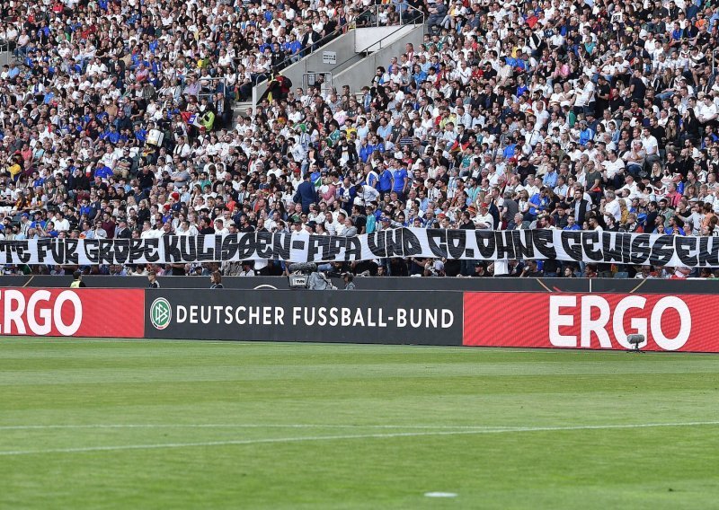 Za vrijeme utakmice Njemačke i Italije na tribinama se pojavio transparent koji teško optužuje Fifu, ali i cijelo društvo: Nemate savjesti